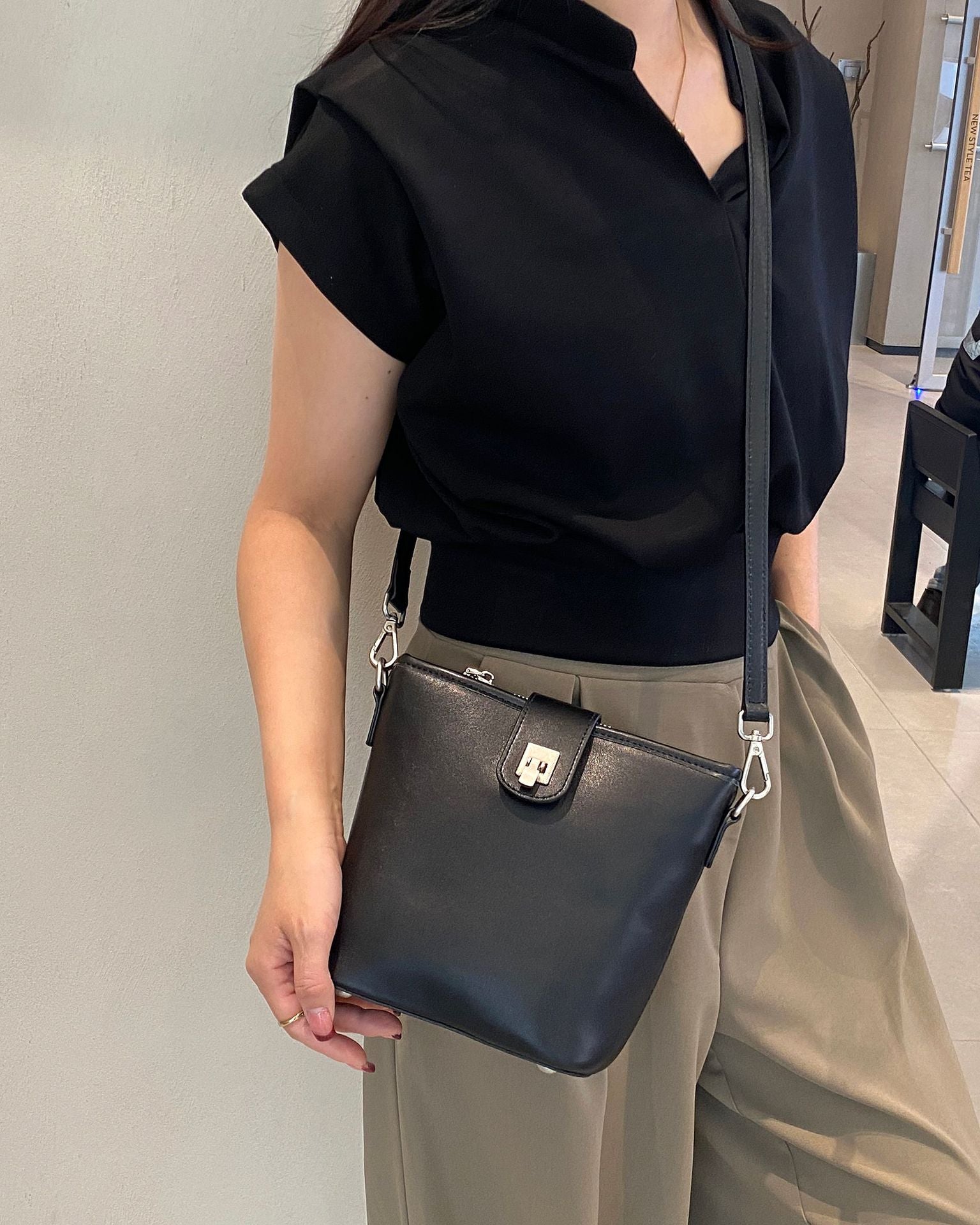 Retro Cube Top Grain Leather Mini Bucket Bag – Black